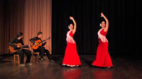  Entre Dos Aguas - Een intense flamenco-suite die je hart zal raken met haar melancholische melodieën en energieke ritmes